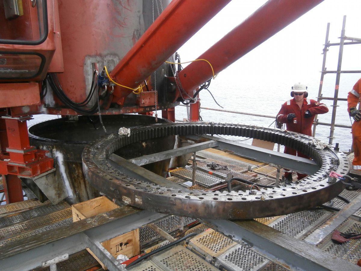 Remplacement de la couronne de giration d’une grue