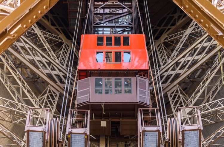 Modernisation ascenseur Nord de la Tour Eiffel